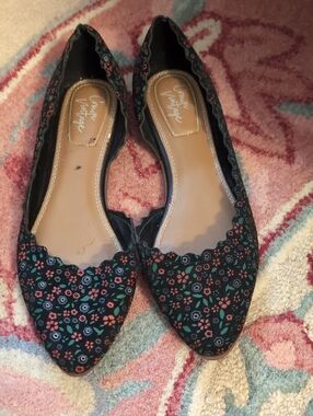 Crown Vintage Black Floral Pointed-Toe Slip-On Flats